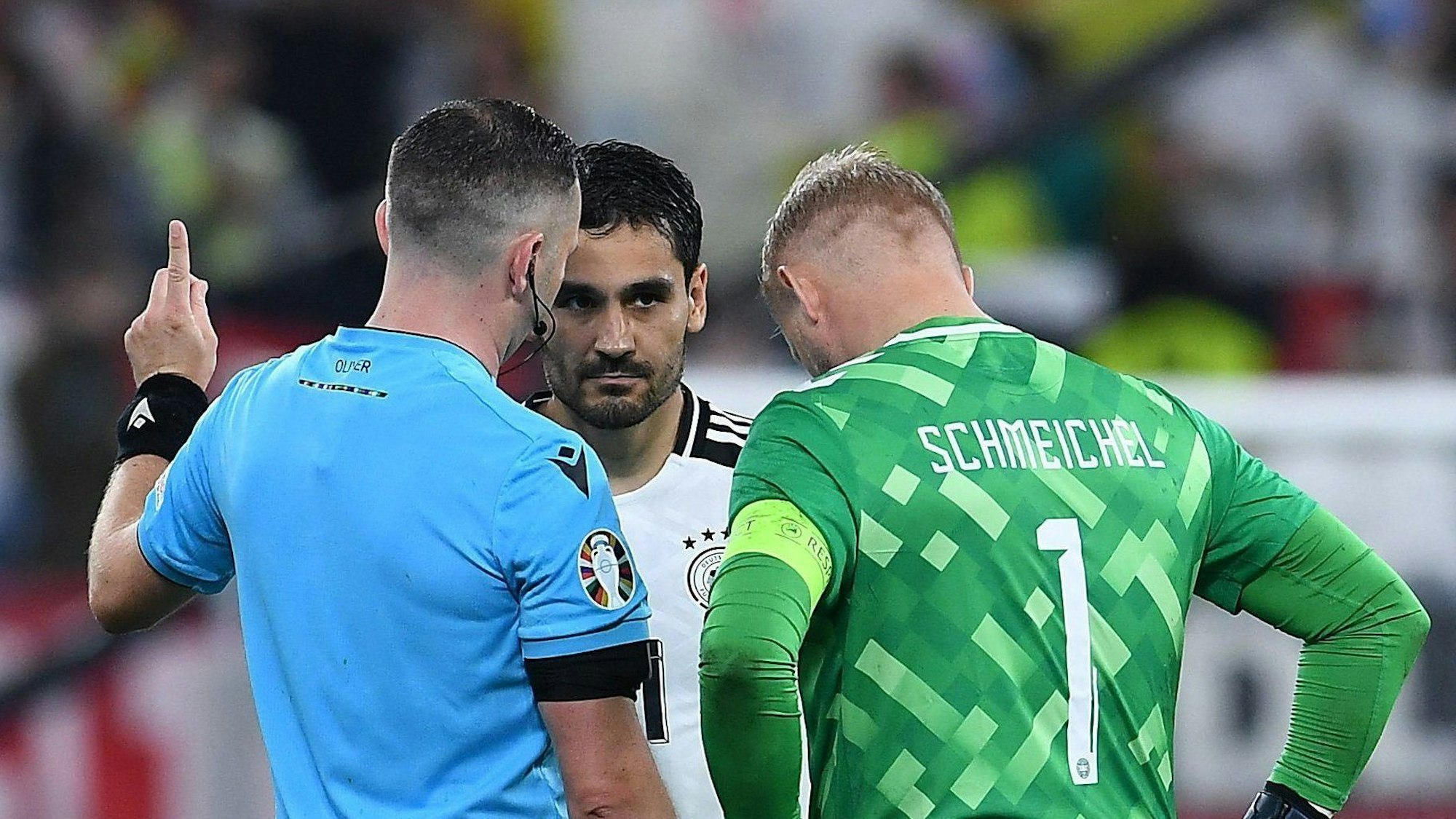 Schiedsrichter Michael Oliver mit Ilkay Gündogan und Kasper Schmeichel.