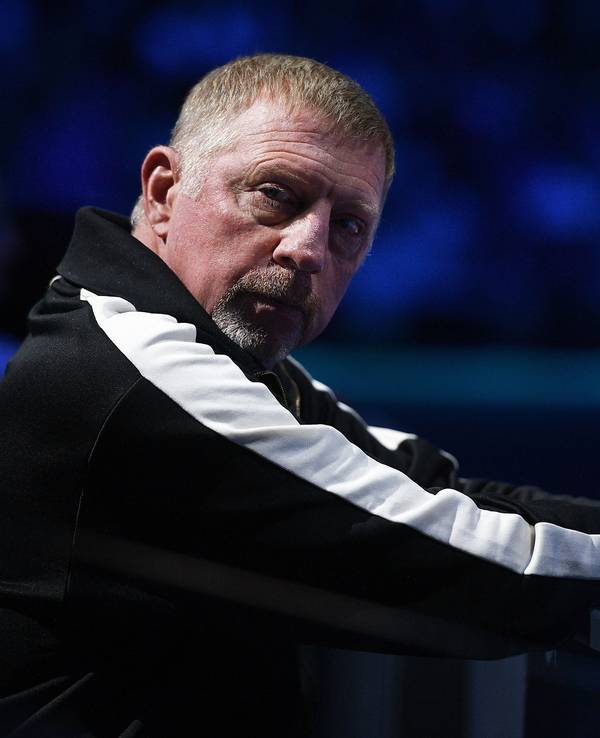 Boris Becker verfolgt als Trainer ein Match von Holger Rune.