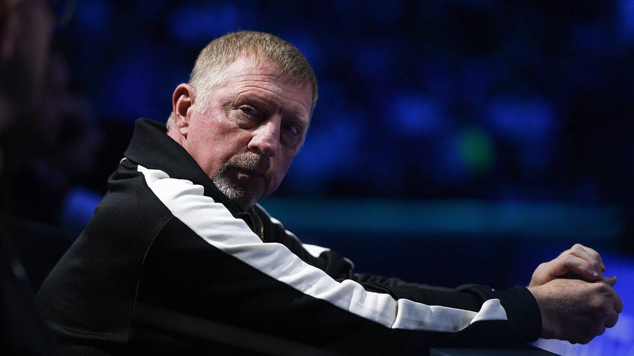 Boris Becker verfolgt als Trainer ein Match von Holger Rune.