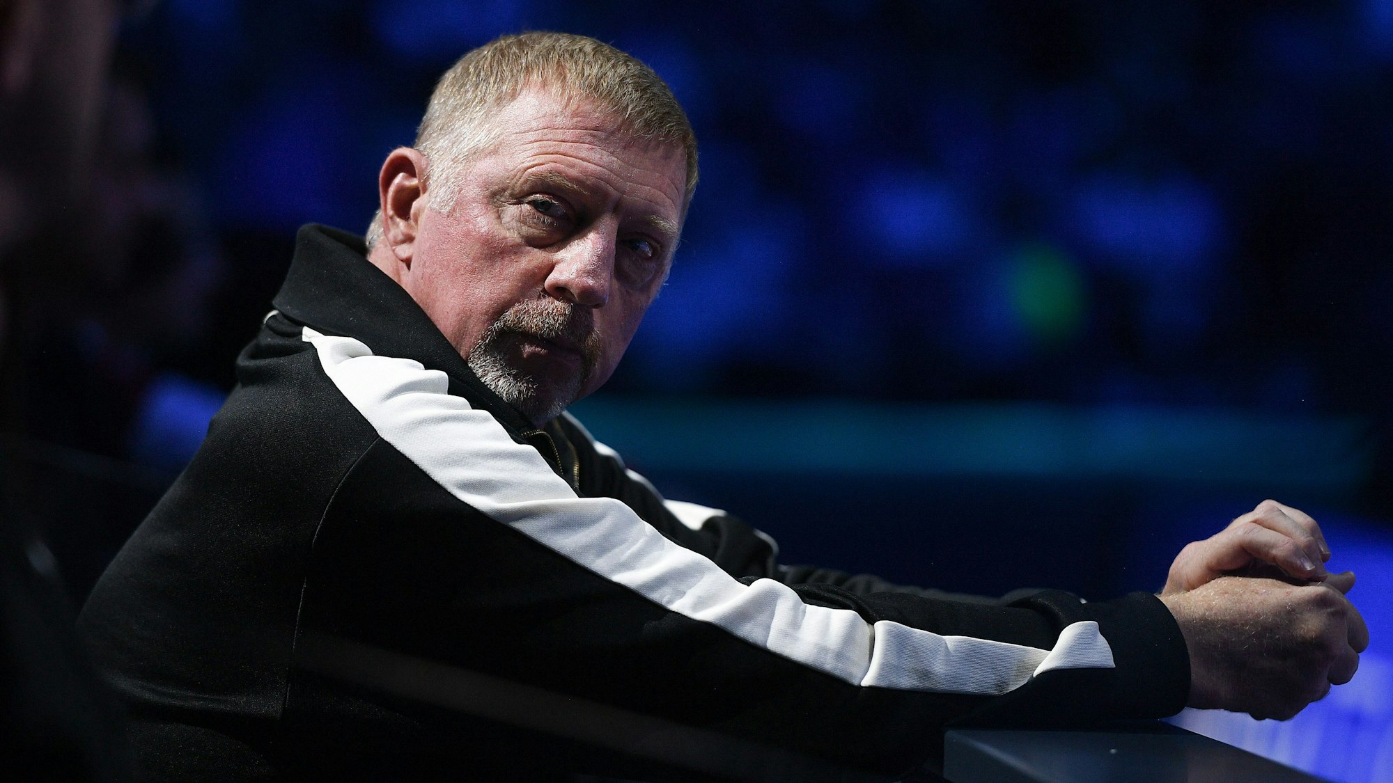 Boris Becker verfolgt als Trainer ein Match von Holger Rune.