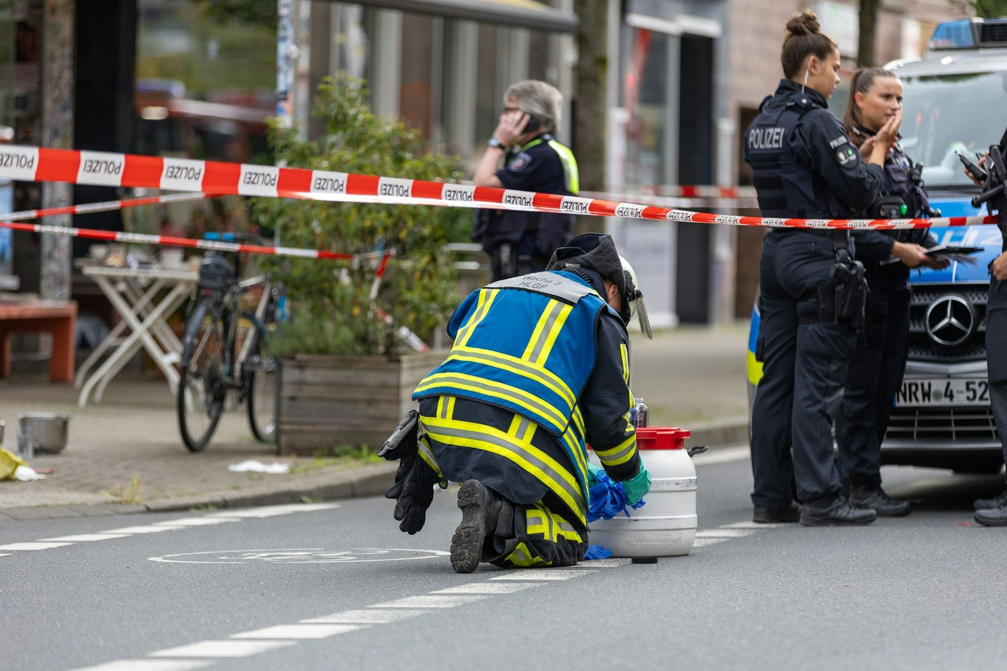 Polizeieinsatz vor dem Bochumer Café, in dem es zu dem Säureangriff kam. Der mutmaßliche Täter wurde kurz nach der Attacke in der Nähe festgenommen.