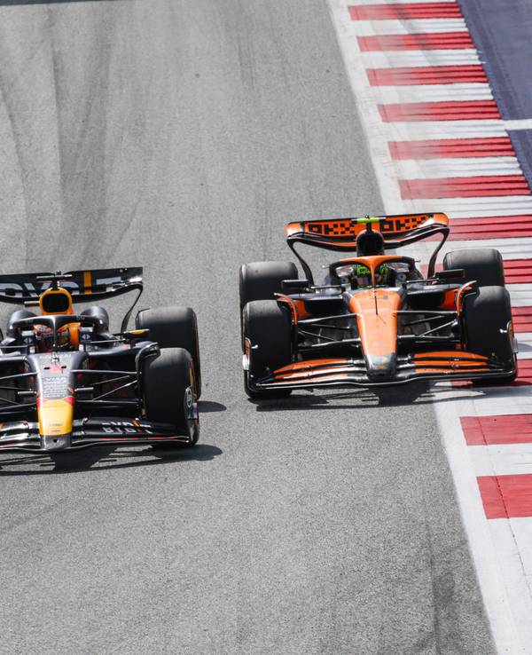 Max Verstappen und Lando Norris Rad an Rad beim Rennen der Formel 1 in Österreich am Sonntag (30. Juni 2024)