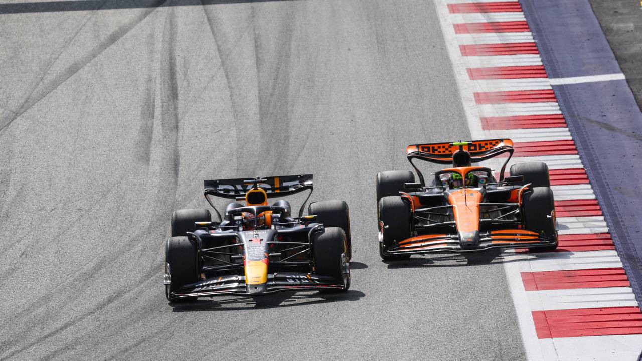 Max Verstappen und Lando Norris Rad an Rad beim Rennen der Formel 1 in Österreich am Sonntag (30. Juni 2024)