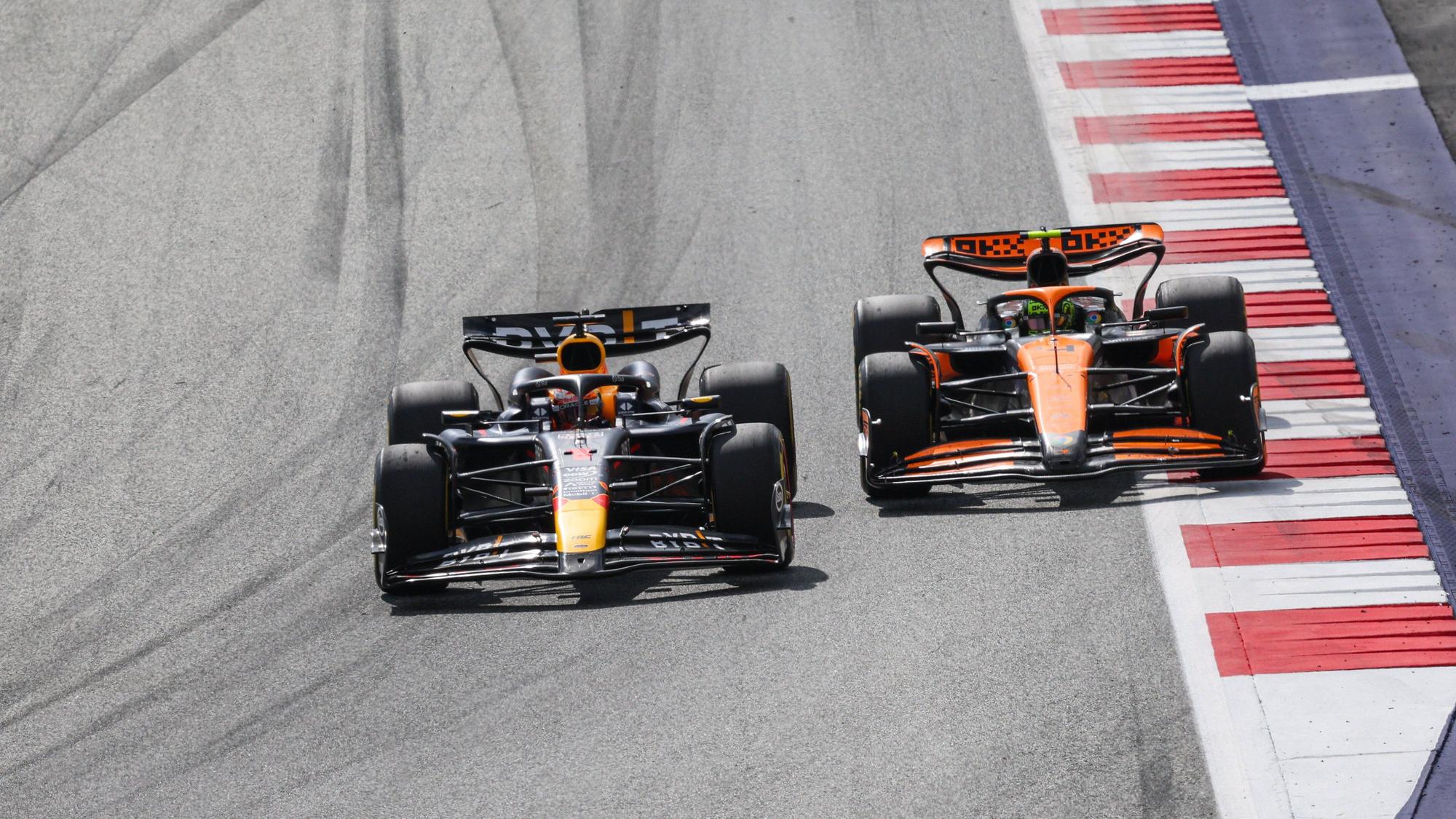 Max Verstappen und Lando Norris Rad an Rad beim Rennen der Formel 1 in Österreich am Sonntag (30. Juni 2024)