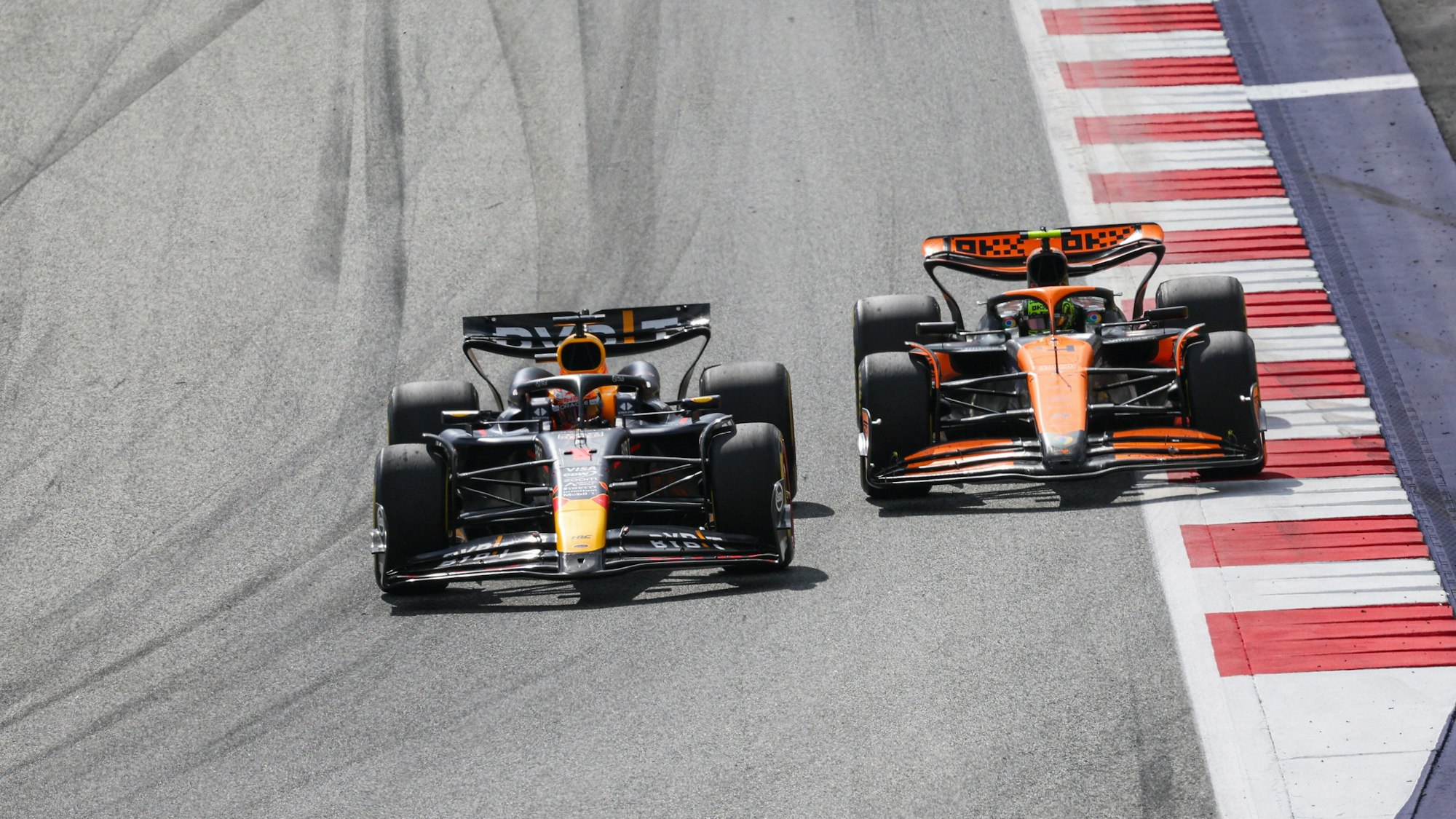 Max Verstappen und Lando Norris Rad an Rad beim Rennen der Formel 1 in Österreich am Sonntag (30. Juni 2024)