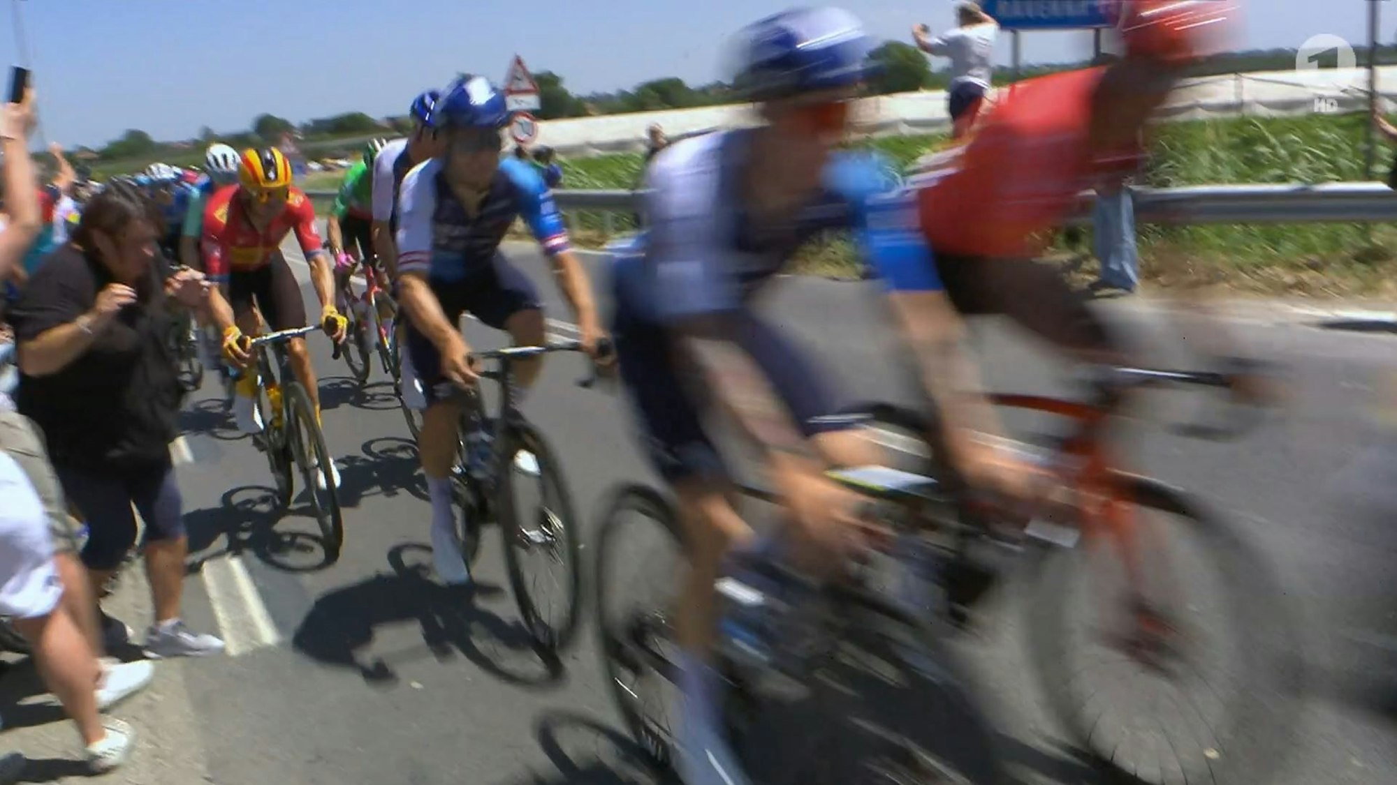 Mit einem unachtsamen Moment sorgt die Zuschauerin links im Bild für einen Schreckmoment bei der 2. Etappe der Tour de France.