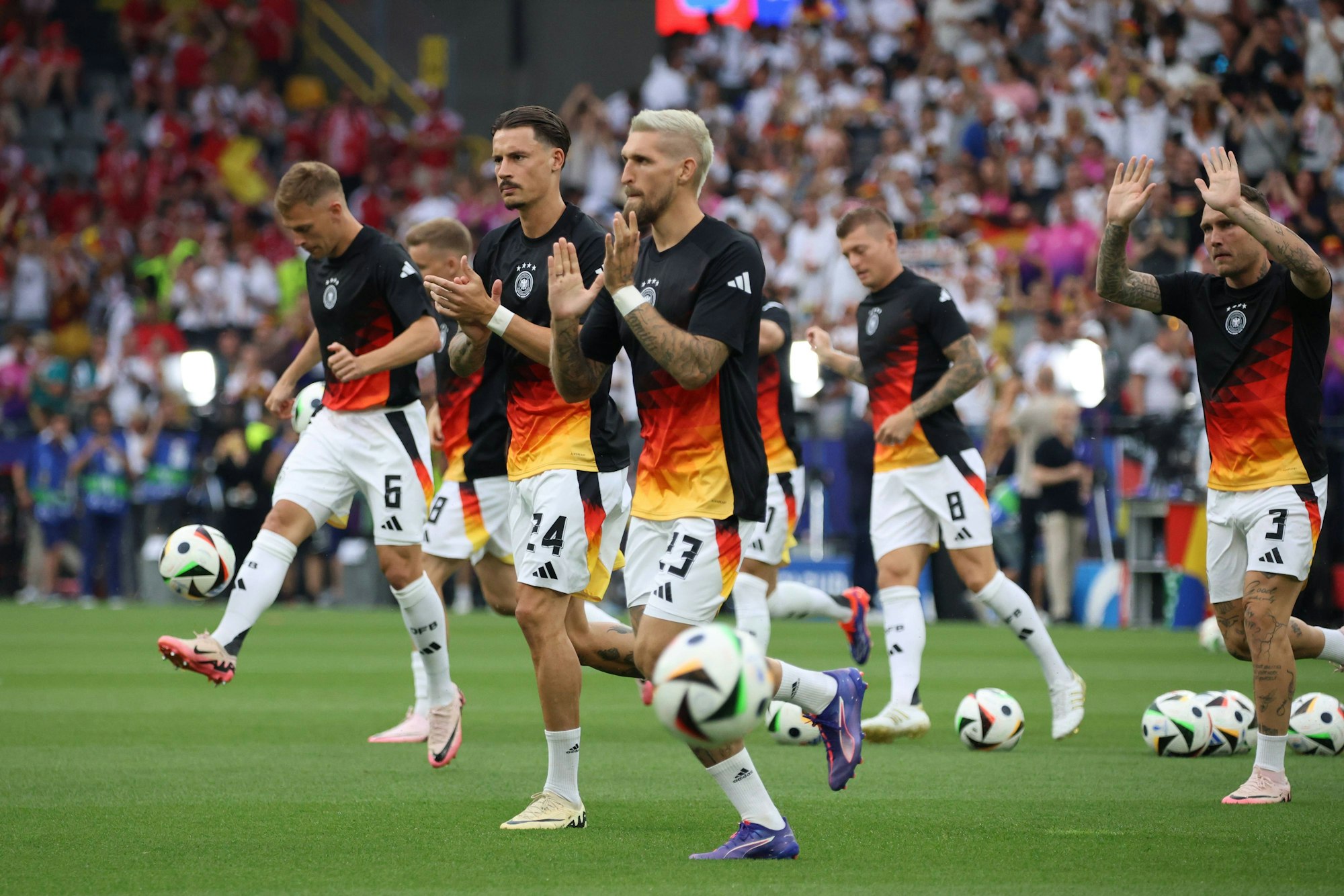 Die deutschen Nationalspieler Joshua Kimmich, Robin Koch, Robert Andrich, Toni Kroos und David Raum (von links) kommen vor dem Achtelfinale gegen Dänemark zum Aufwärmen ins Dortmunder Stadion.