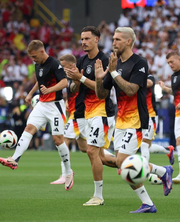 Die deutschen Nationalspieler Joshua Kimmich, Robin Koch, Robert Andrich, Toni Kroos und David Raum (von links) kommen vor dem Achtelfinale gegen Dänemark zum Aufwärmen ins Dortmunder Stadion.