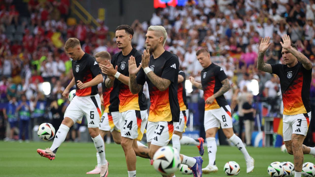 Die deutschen Nationalspieler Joshua Kimmich, Robin Koch, Robert Andrich, Toni Kroos und David Raum (von links) kommen vor dem Achtelfinale gegen Dänemark zum Aufwärmen ins Dortmunder Stadion.