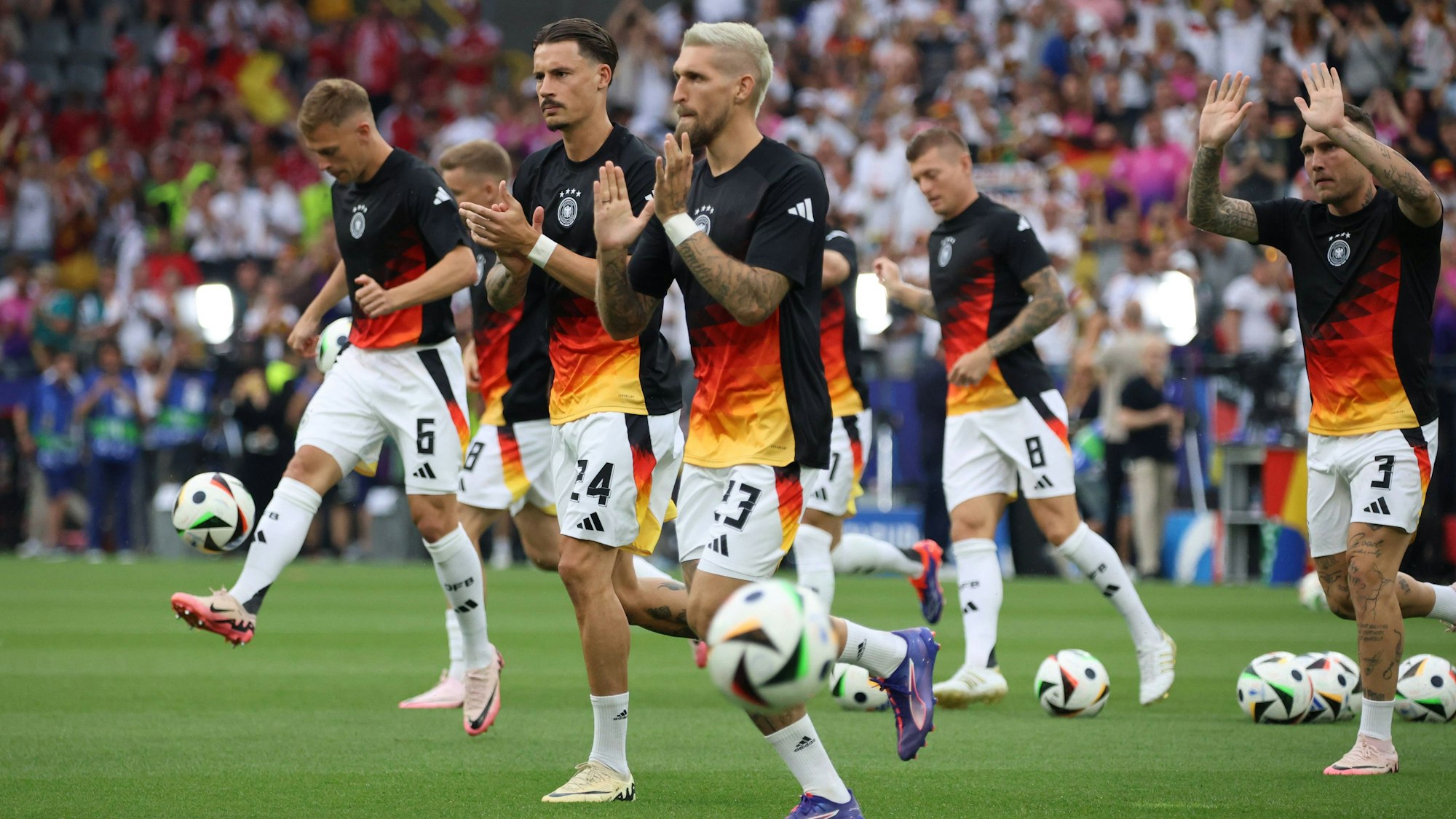 Die deutschen Nationalspieler Joshua Kimmich, Robin Koch, Robert Andrich, Toni Kroos und David Raum (von links) kommen vor dem Achtelfinale gegen Dänemark zum Aufwärmen ins Dortmunder Stadion.