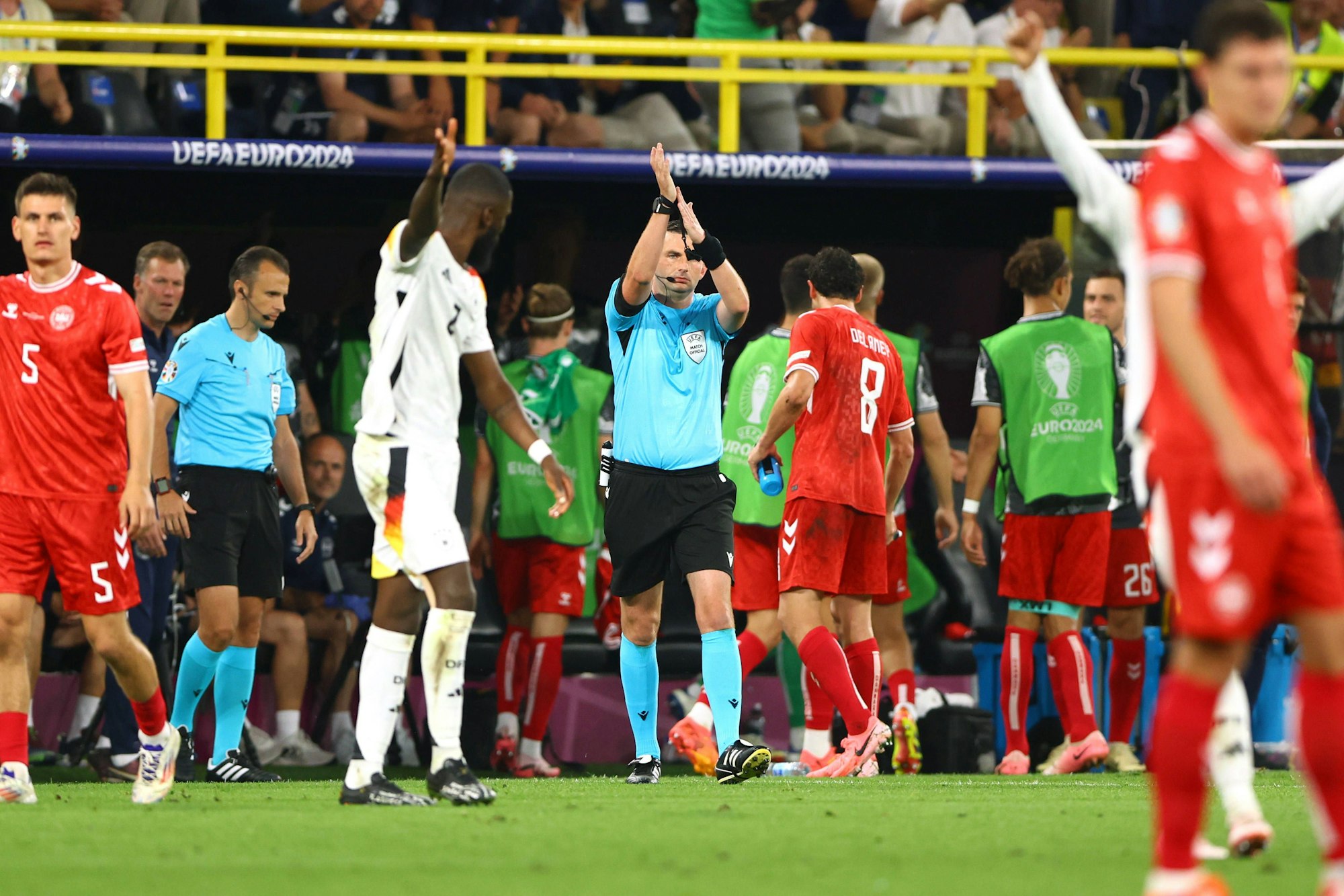 Schiedsrichter Michael Oliver zeigt beim Spiel zwischen Deutschland und Dänemark bei der EM 2024 einen Handelfmeter an.