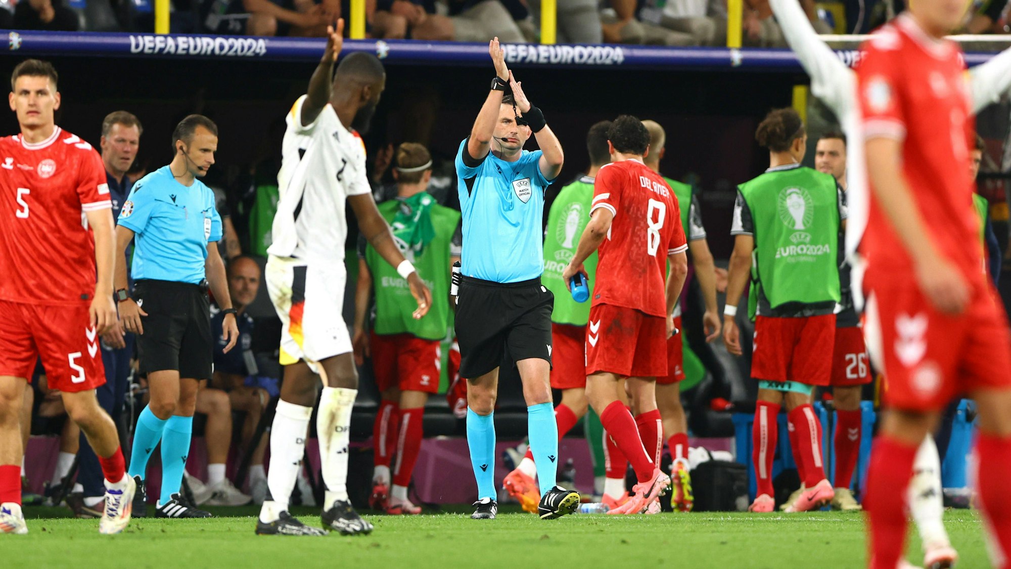 Schiedsrichter Michael Oliver zeigt beim Spiel zwischen Deutschland und Dänemark bei der EM 2024 einen Handelfmeter an.