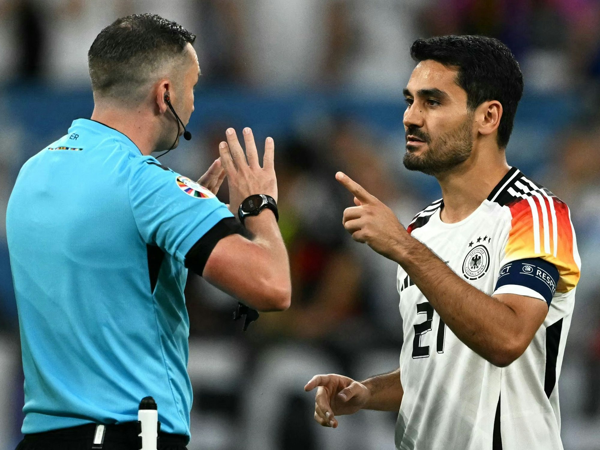 Ilkay Gündogan im Gespräch mit Michael Oliver.
