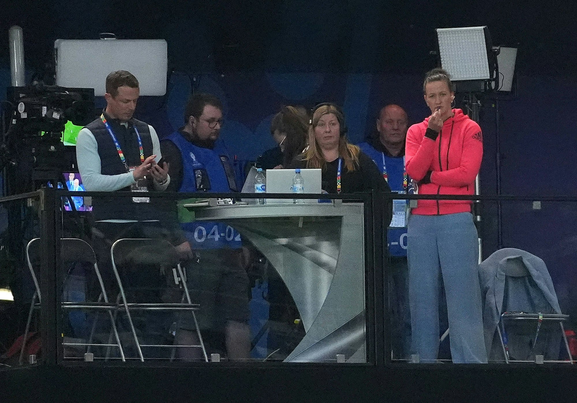 Almuth Schult und Alexander Bommes beobachten den Platz.