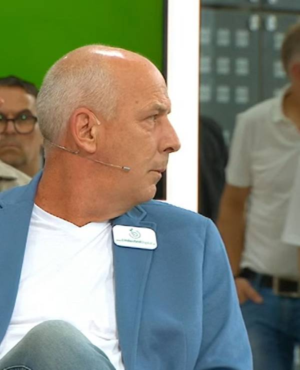Doppelpass-Schreckmoment: Mario Basler und das Publikum blicken verwundert in Richtung eines störenden Zuschauers.