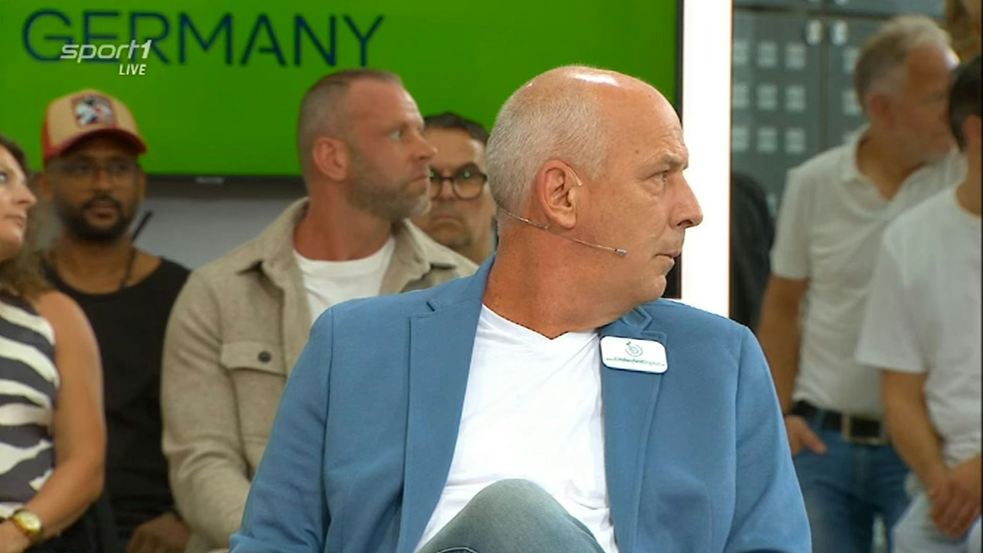 Doppelpass-Schreckmoment: Mario Basler und das Publikum blicken verwundert in Richtung eines störenden Zuschauers.