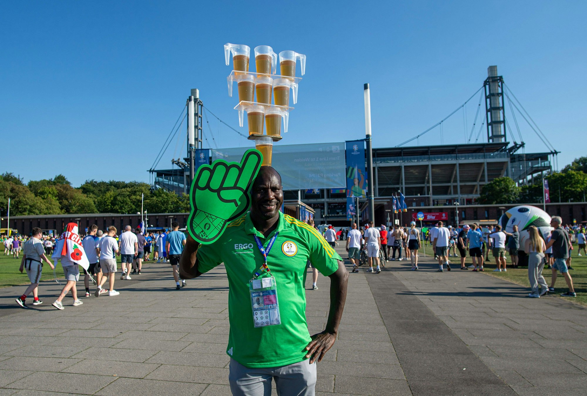 Kultfan „Momo“ vor dem Kölner Stadion.