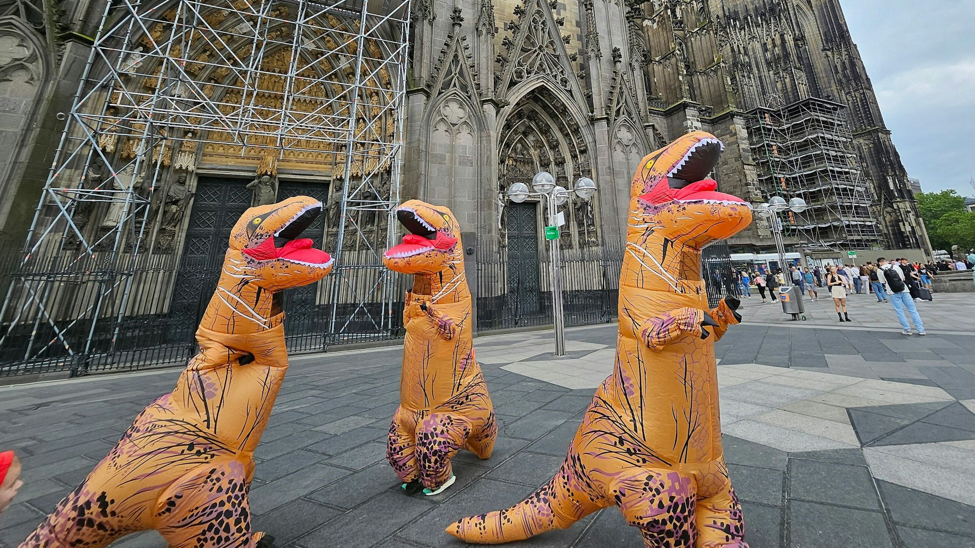 Mehrere menschengroße Dinos liefen über die Domplatte.
