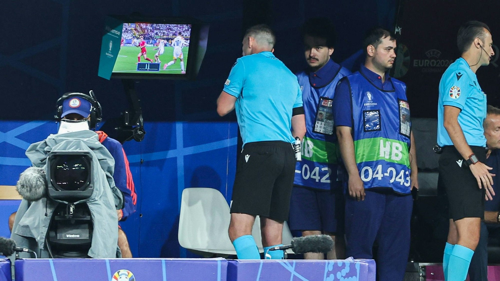 Michael Oliver schaut beim EM-Spiel Deutschland - Dänemark auf den VAR-Monitor.