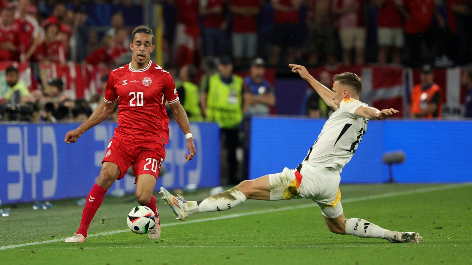 Dänemarks Yussuf Poulsen (l) und Deutschlands Nico Schlotterbeck kämpfen um den Ball.