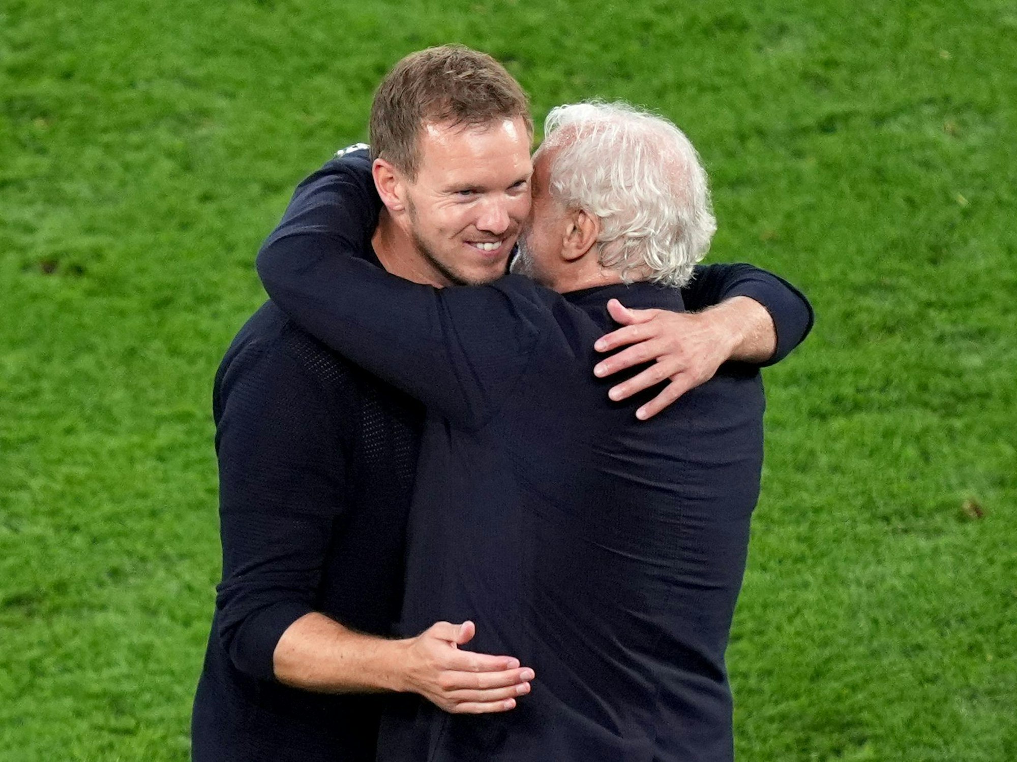 Deutschlands Bundestrainer Julian Nagelsmann (l) wird nach dem Spiel von DFB-Sportdirektor Rudi Völler umarmt.