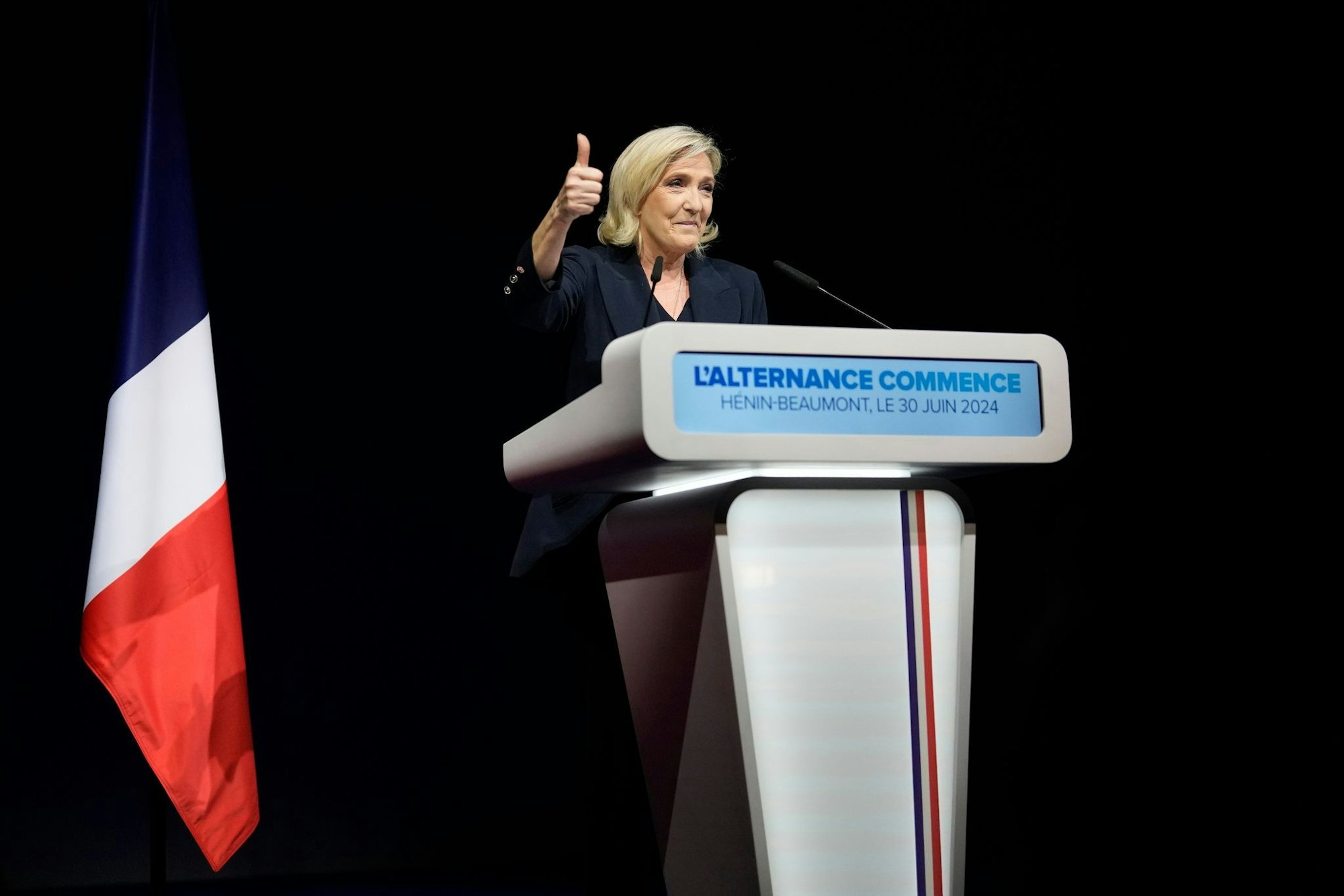 Daumen hoch: Die rechtsnationale französische Politikerin Marine Le zeigt sich nach der Veröffentlichung erster Hochrechnungen zufrieden.