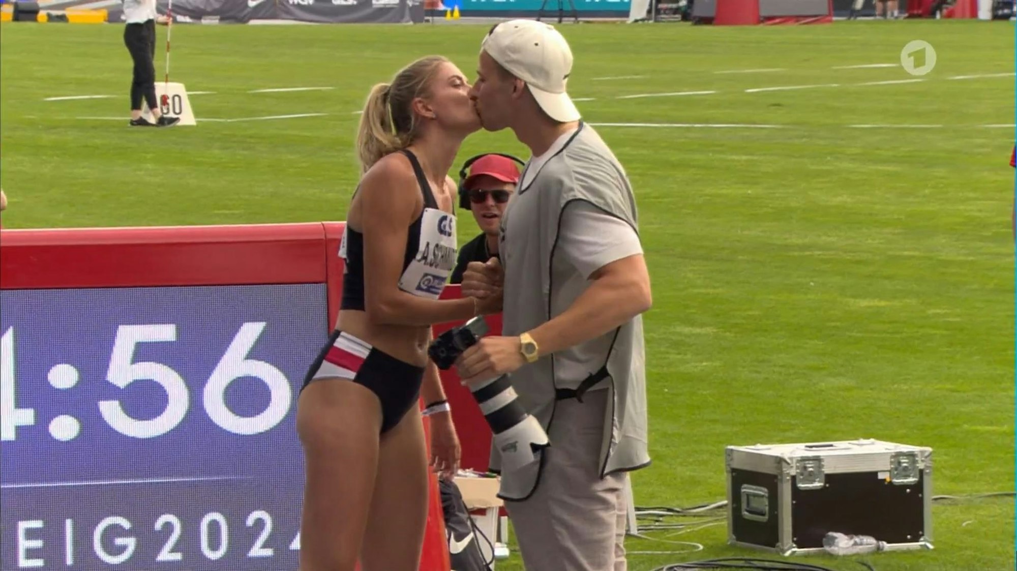 Alica Schmidt küsst bei den Deutschen Meisterschaften der Leichtathletik am 29. Juni 2024 ihren Freund.