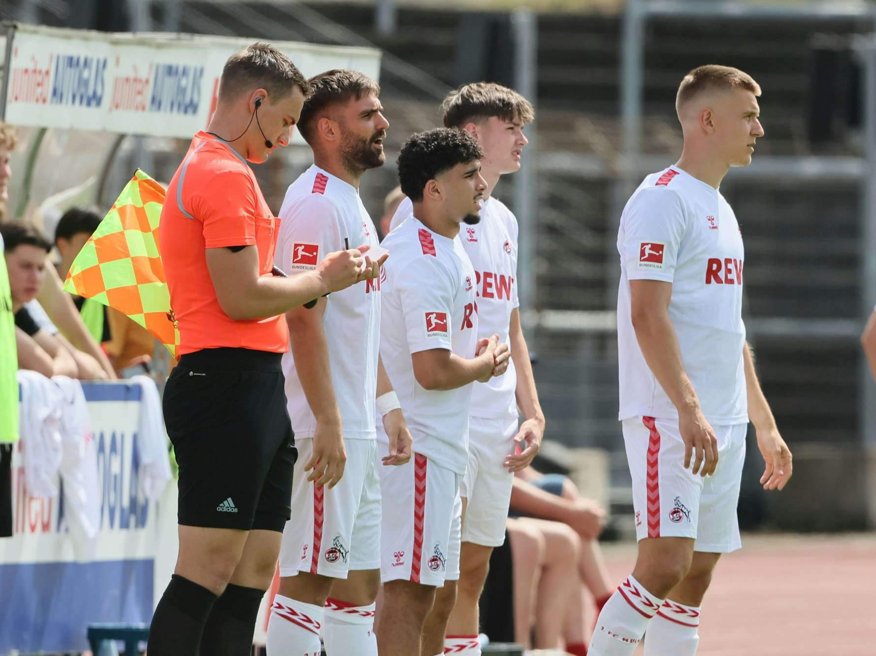 FC-Quartett wartet auf Einwechslung gegen Poll.