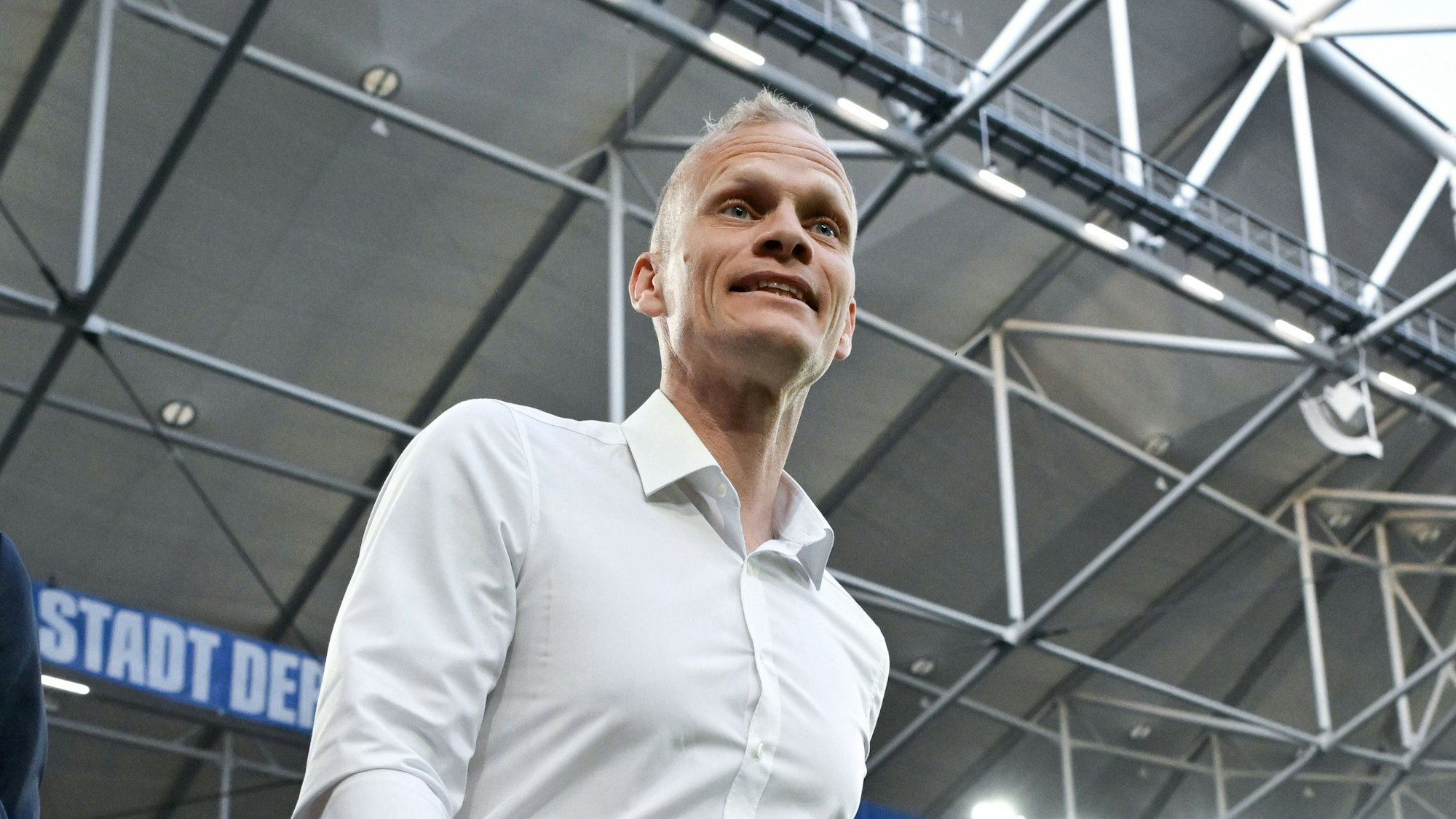 Schalke-Trainer Karel Geraerts in der Schalker Arena.