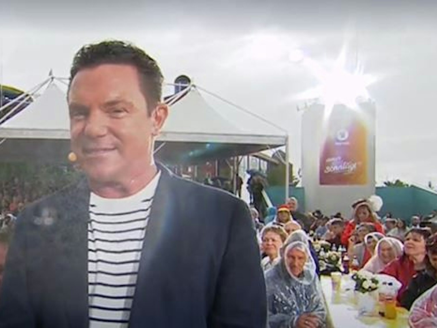 Stefan Mross moderiert während der Sendung „Immer wieder sonntags“ im Regen, hier in der Sendung vom 30. Juni 2024 im Europapark in Rust.