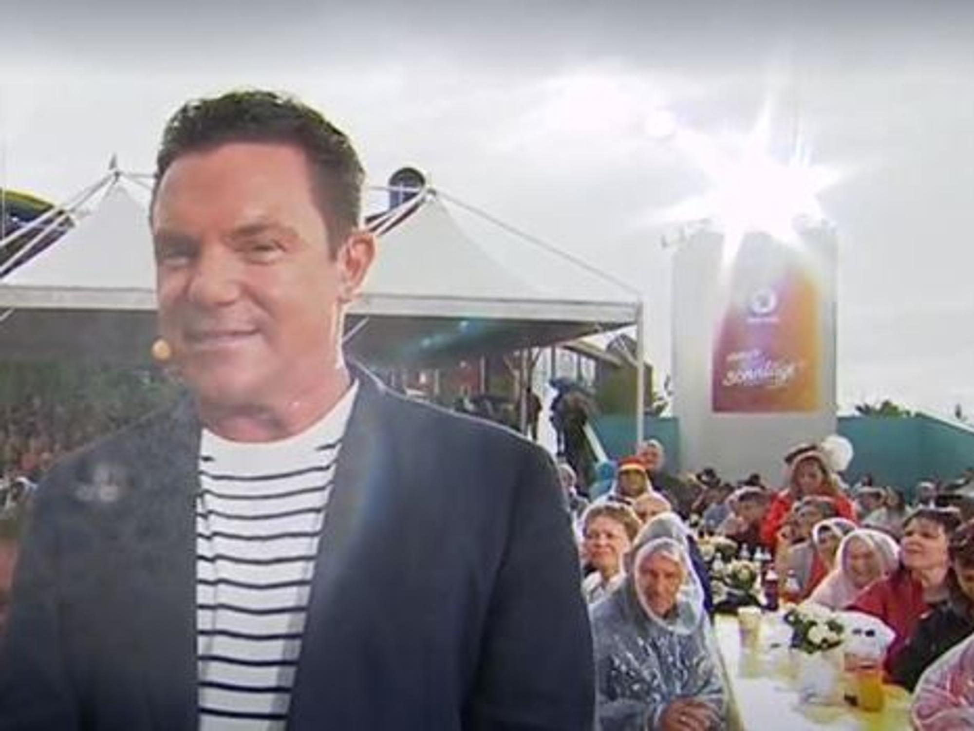 Stefan Mross moderiert während der Sendung „Immer wieder sonntags“ im Regen, hier in der Sendung vom 30. Juni 2024 im Europapark in Rust.