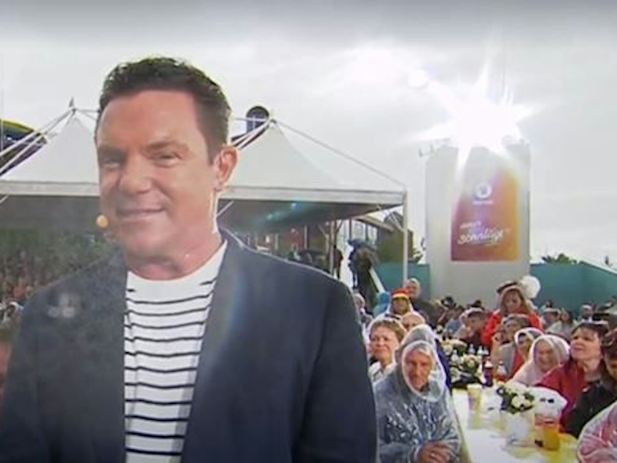 Stefan Mross moderiert während der Sendung „Immer wieder sonntags“ im Regen, hier in der Sendung vom 30. Juni 2024 im Europapark in Rust.