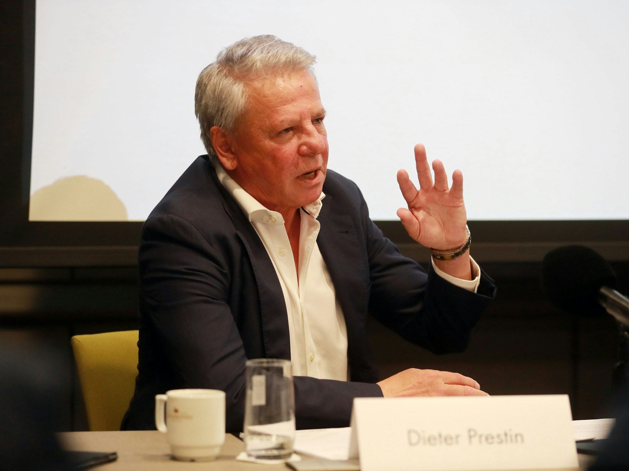Dieter Prestin, ehemaliger Profi des 1. FC Köln, bei einer Pressekonferenz.