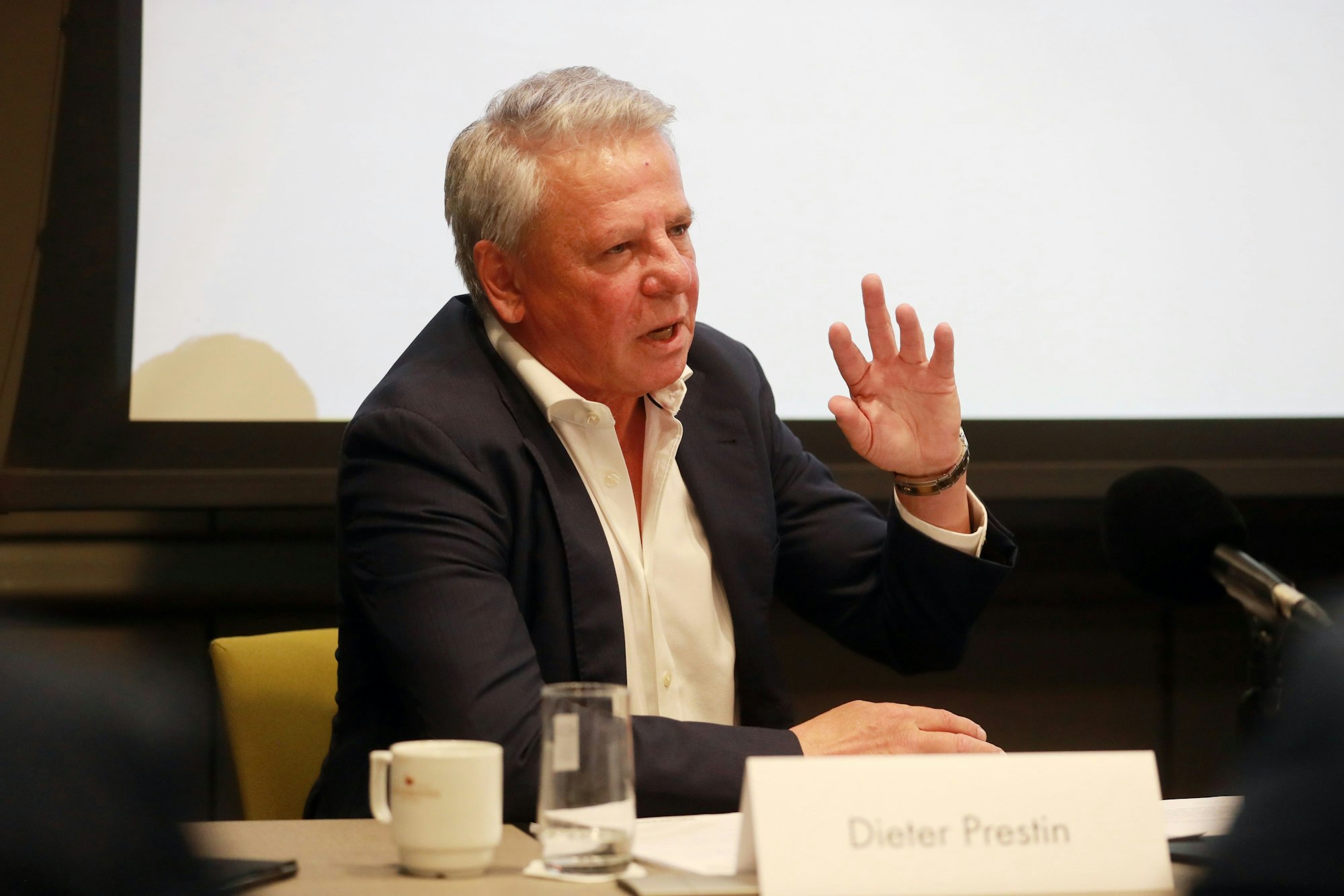 Dieter Prestin gestikuliert bei einer Pressekonferenz.