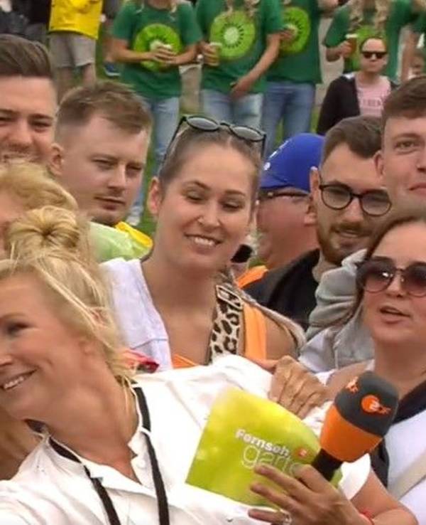 Moderatorin Andrea Kiewel schießt während der Sendung vom ZDF-Fernsehgarten Selfies mit ihren Fans, hier während der Sendung vom 30. Juni.