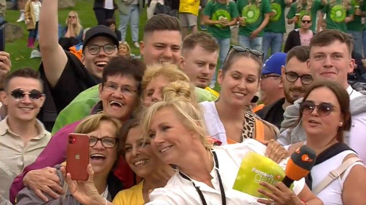 Moderatorin Andrea Kiewel schießt während der Sendung vom ZDF-Fernsehgarten Selfies mit ihren Fans, hier während der Sendung vom 30. Juni.