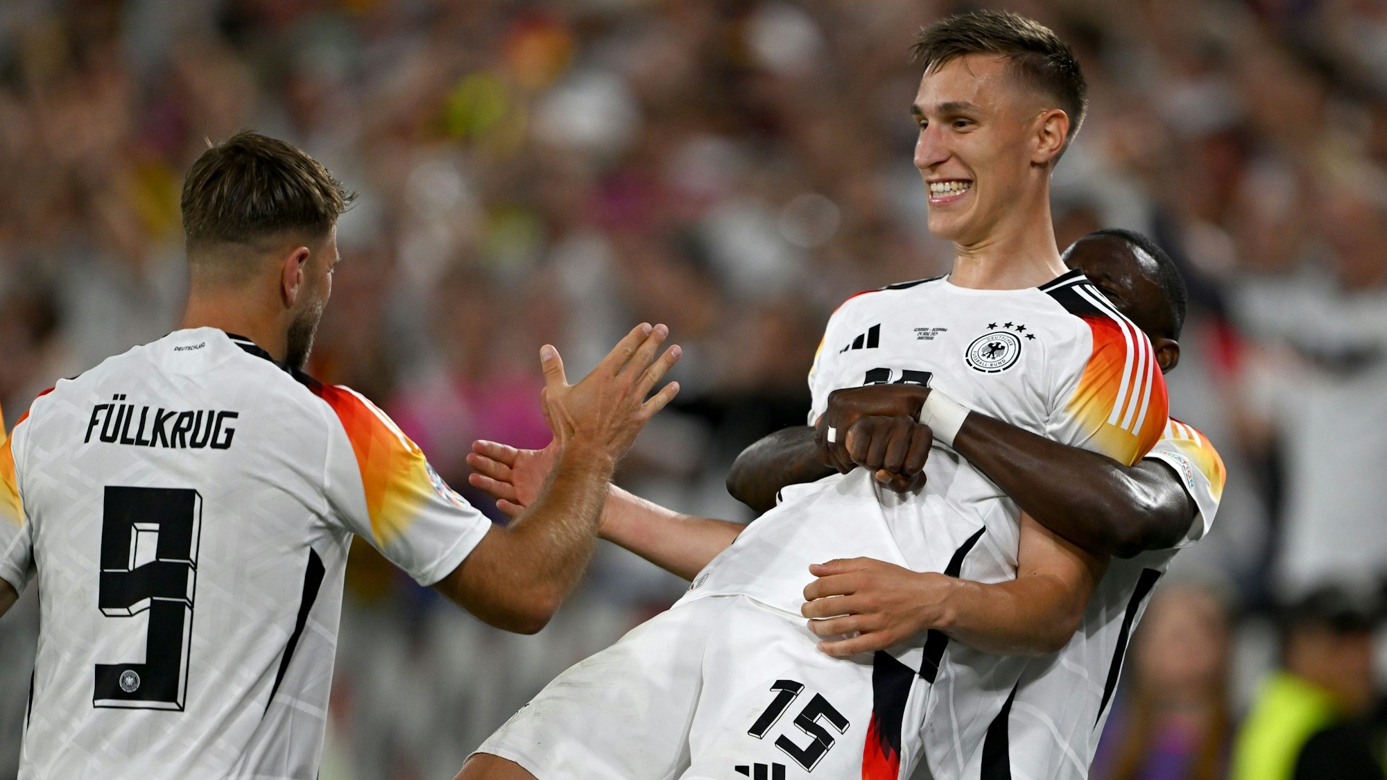 Niclas Füllkrug (l-r), Nico Schlotterbeck und Antonio Rüdiger jubeln.