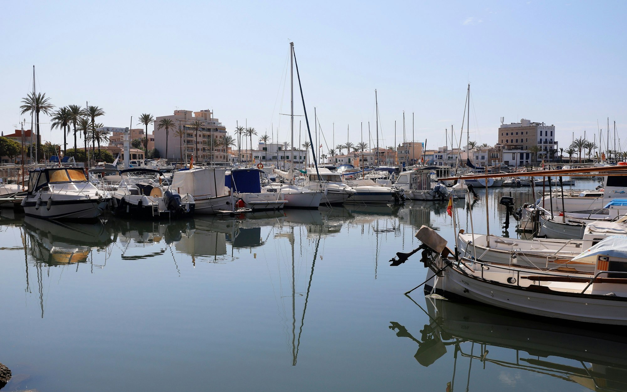 Freizeitboote und Fischerboote stehen im Hafen Es Molinar auf der Insel Mallorca, hier im April 2020.