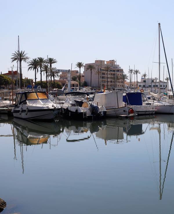 Freizeitboote und Fischerboote stehen im Hafen Es Molinar auf der Insel Mallorca, hier im April 2020.