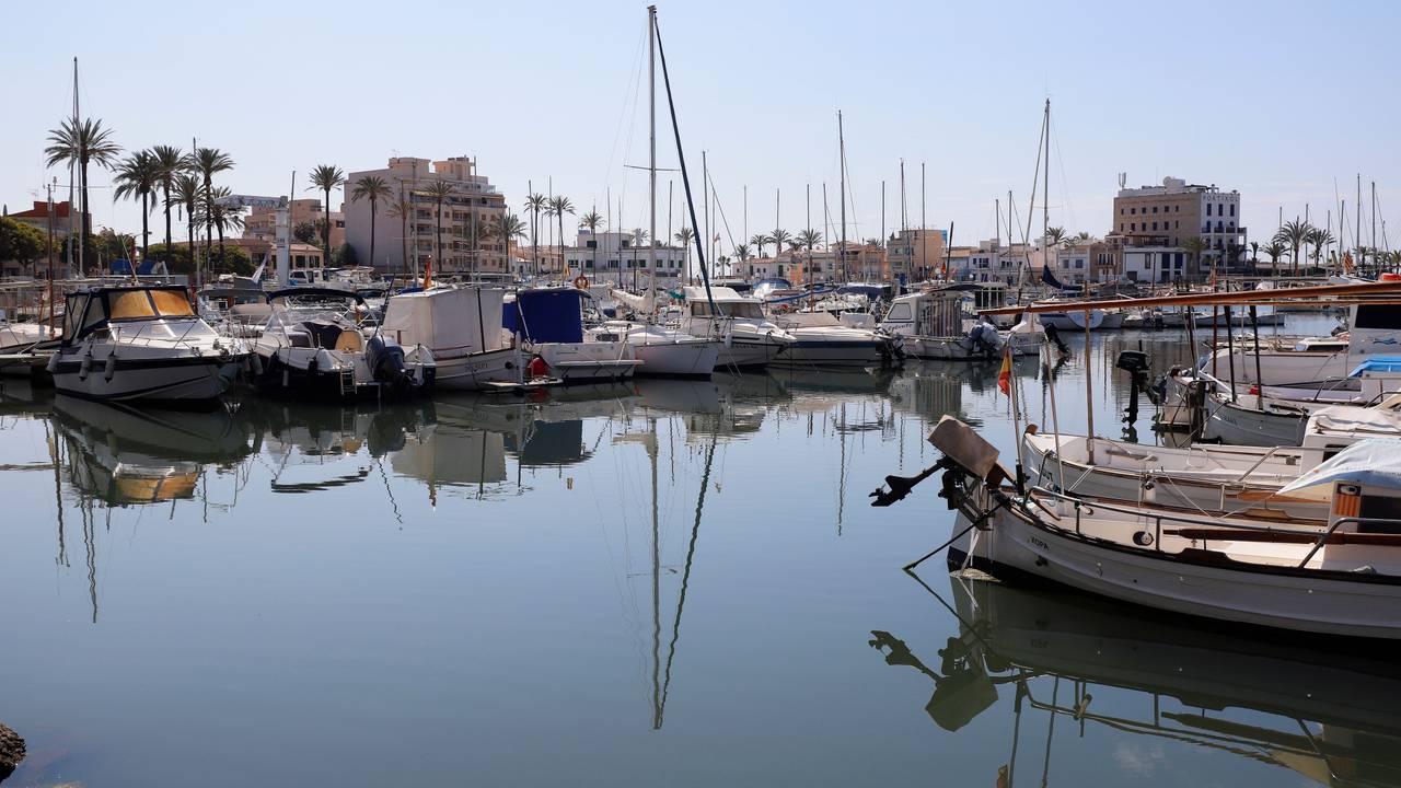 Freizeitboote und Fischerboote stehen im Hafen Es Molinar auf der Insel Mallorca, hier im April 2020.