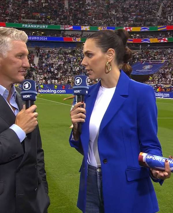 Bastian Schweinsteiger und Esther Sedlaczek in der ARD-Übertragung zum Spiel zwischen Portugal und Slowenien bei der EM 2024