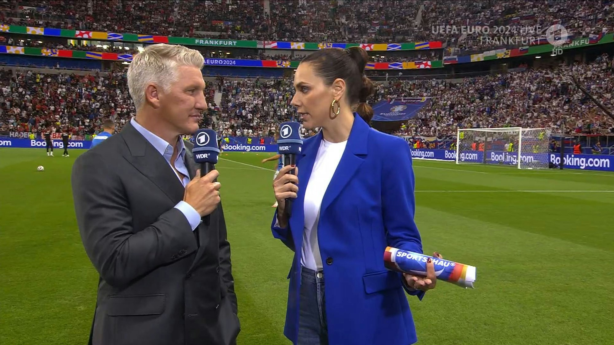 Bastian Schweinsteiger und Esther Sedlaczek in der ARD-Übertragung zum Spiel zwischen Portugal und Slowenien bei der EM 2024