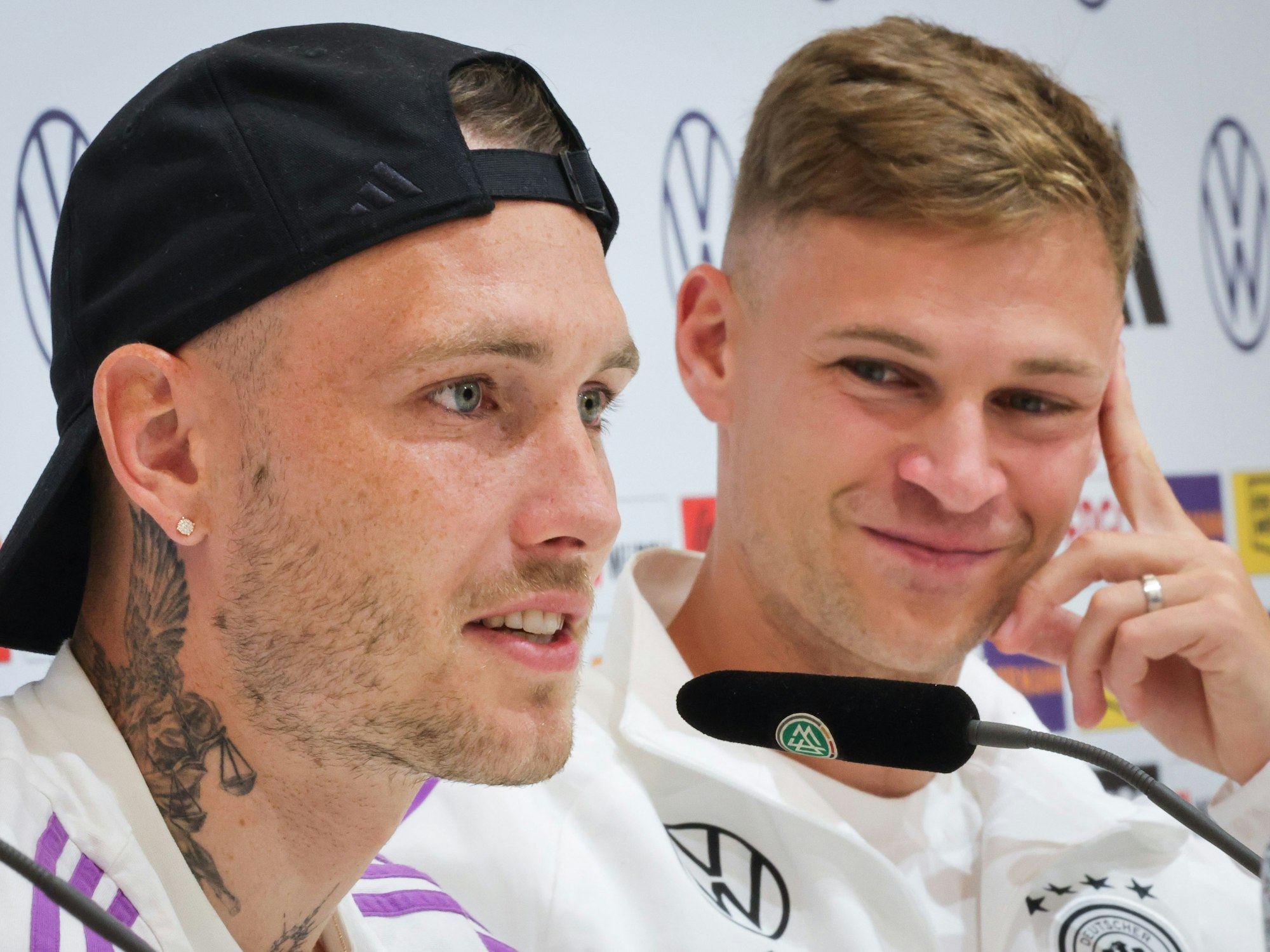 Deutschlands David Raum (l) beantwortet neben Deutschlands Joshua Kimmich Fragen der Journalisten.