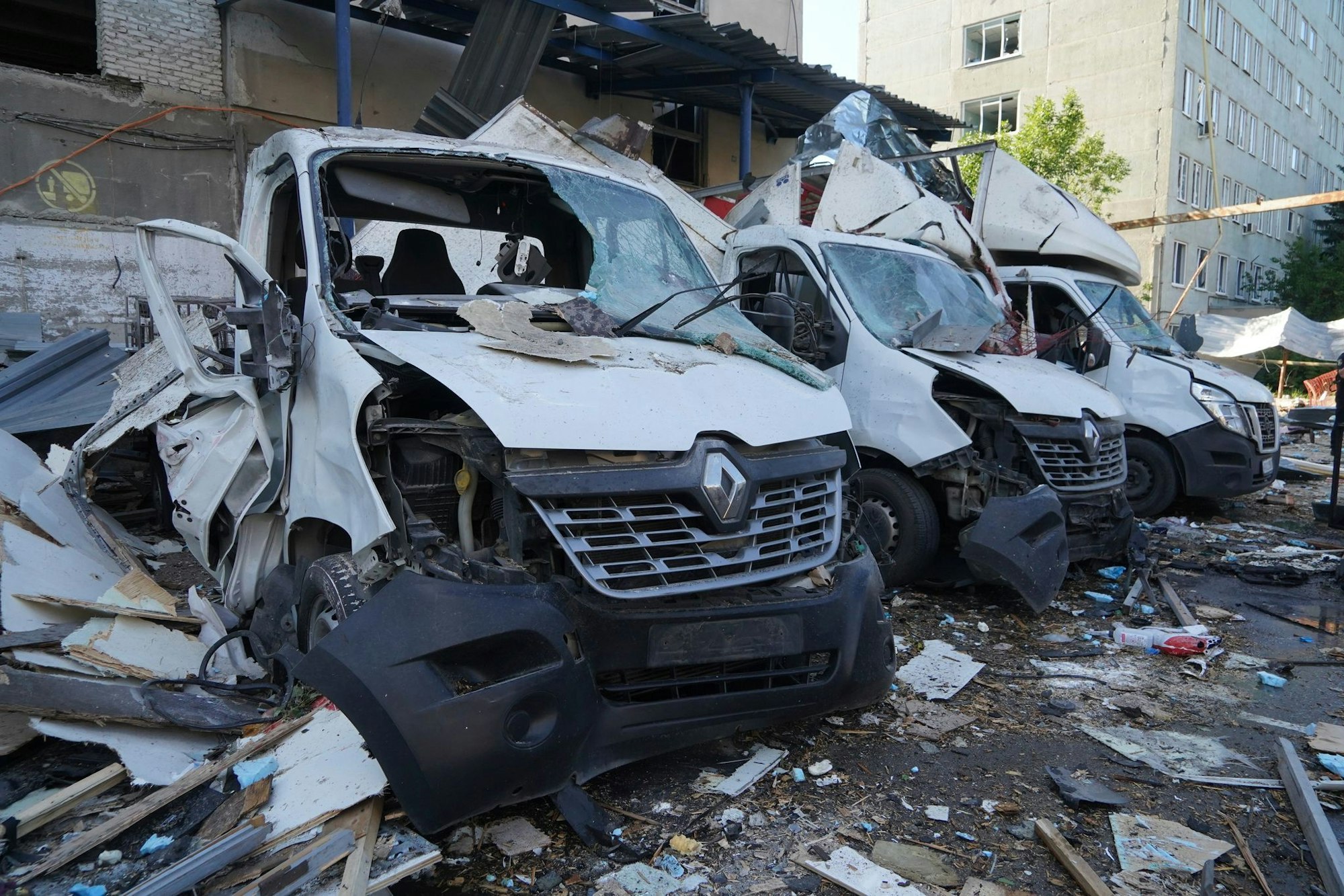 Nach dem russischen Angriff auf Charkiw sind eine Reihe von Lieferfahrzeugen komplett zerstört.