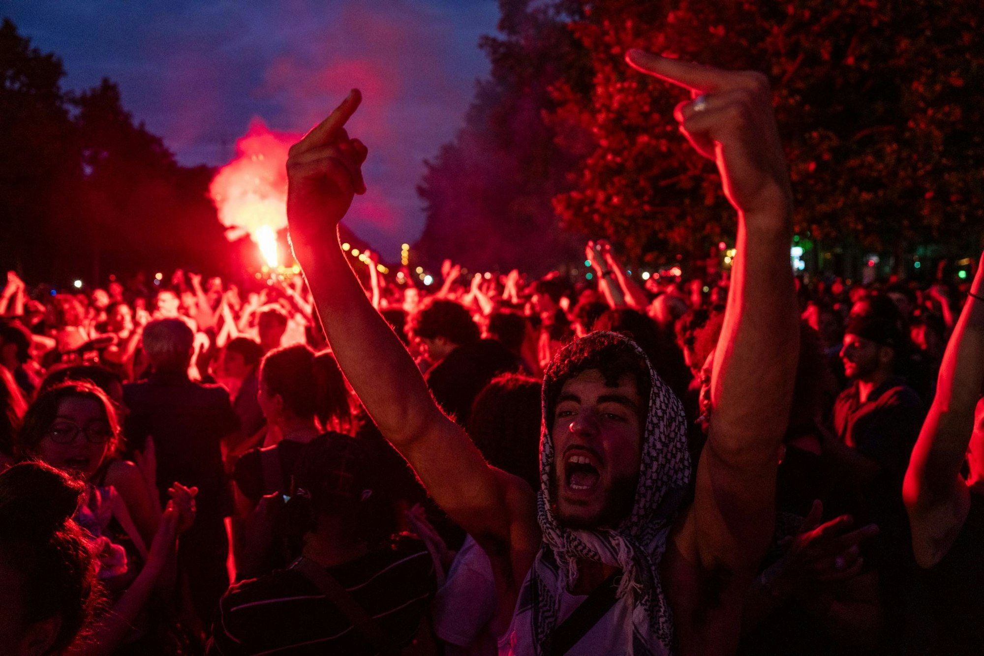 Ein wütender Demonstrant demonstriert in Paris.