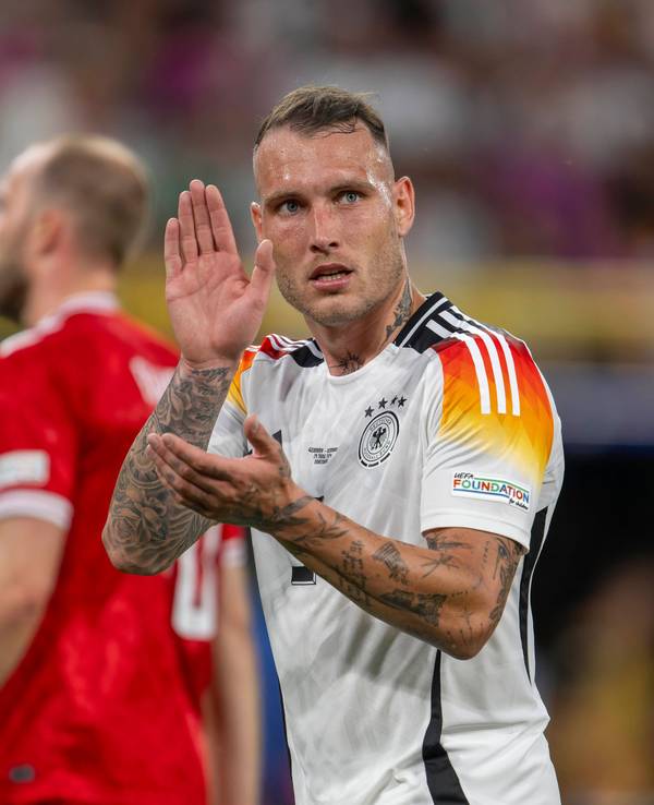 David Raum applaudiert während des EM-Achtelfinals gegen Dänemark-