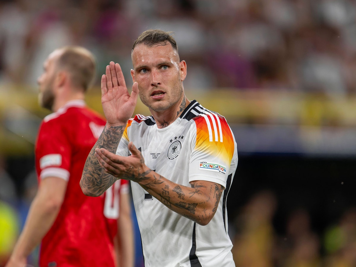 David Raum applaudiert während des EM-Achtelfinals gegen Dänemark-