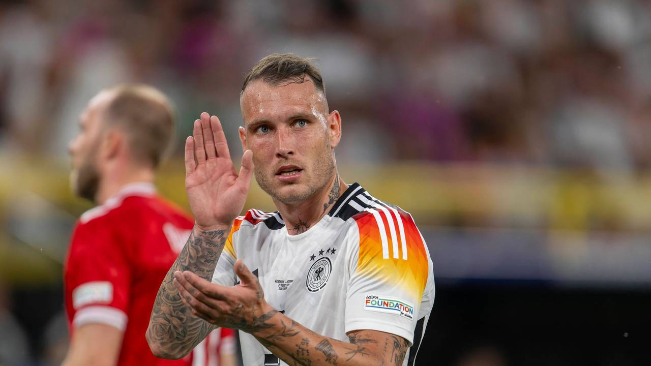 David Raum applaudiert während des EM-Achtelfinals gegen Dänemark-