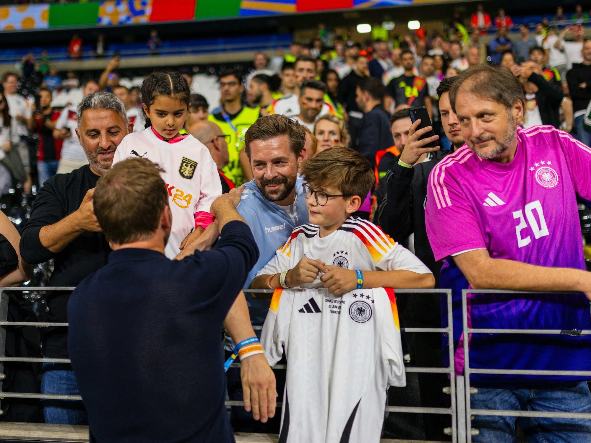 Klaas Heufer-Umlauf gab Julian Nagelsmann nach dem Spiel gegen die Schweiz die Hand, wurde dann vom Bundestrainer aber weggeschoben.