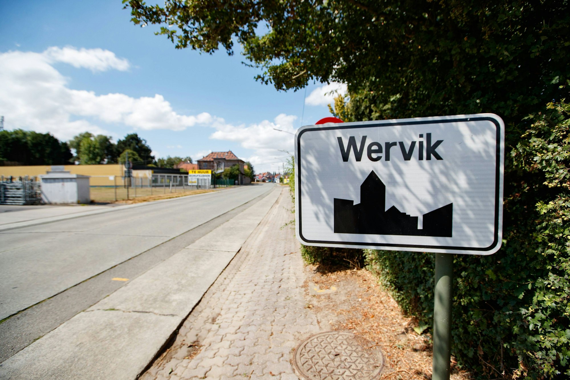 Ein Ortsschild der belgischen Stadt Wervik in Flandern.